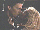 Buffy und Angel küssen sich