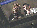 Buffy und Xander sehen den Trainer in der Kanalisation nach